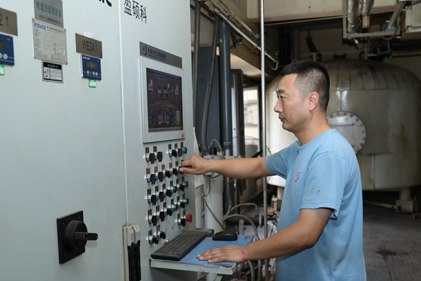 中压浇注配料工刘毅.JPG